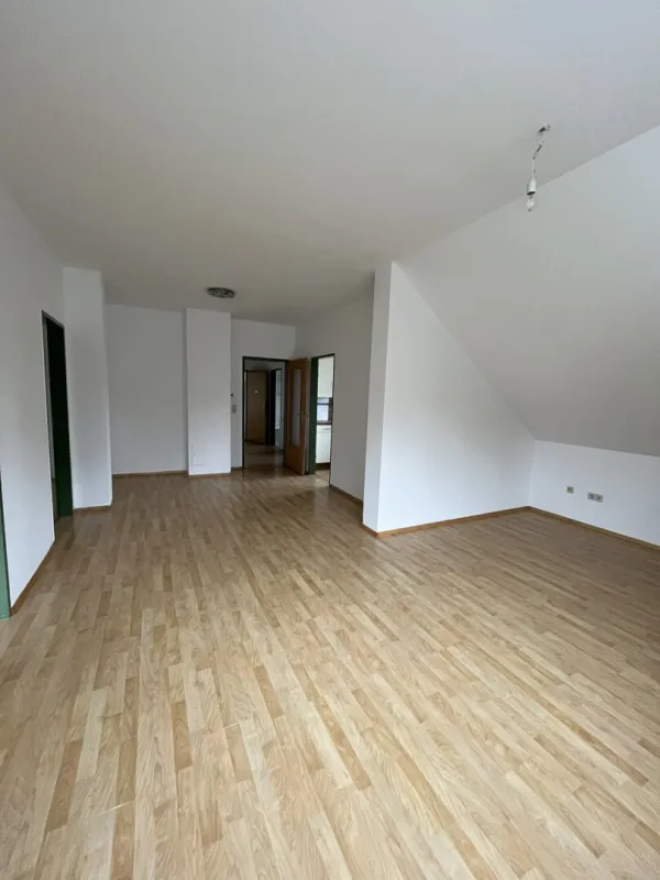 Sonnige Dachgeschosswohnung mit hellen Räumen - Bild 1