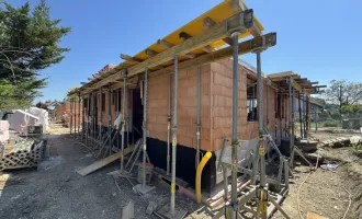 NOCH 2 HÄUSER VERFÜGBAR! ERSTKLASSIGES ZIEGELHAUS MIT KELLER! 5 ZIMMER, DACHTERRASSE, 105 m² GARTEN. BEIM LANDSCHAFTSSCHUTZGEBIET DONAUSTADT. PROVISIONSFREI für den Käufer.