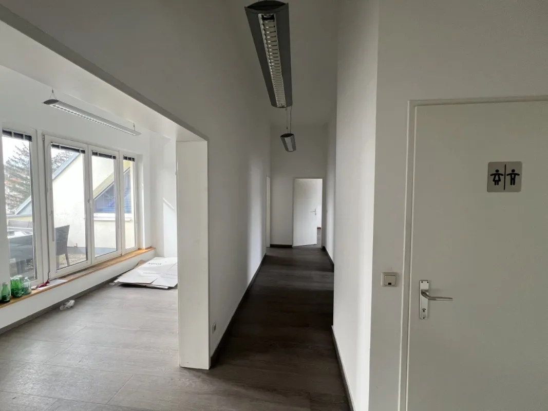 Dachgeschoß-NEUBAU-Wohnung mit 3 Zimmern! Inkl. 2 Kfz-Stellplätzen! - Bild 1