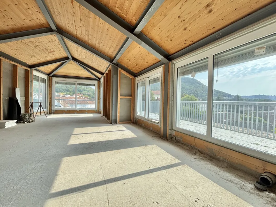 DG-Ordination über den Dächern Hainburgs mit direktem Blick auf den Schlossberg | Rundumterrasse, ca. 136m² | noch frei gestaltbare Raumaufteilung - Bild 1
