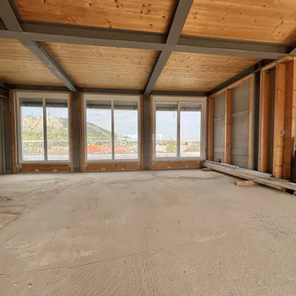 DG-Ordination über den Dächern Hainburgs mit direktem Blick auf den Schlossberg | Rundumterrasse, ca. 136m² | noch frei gestaltbare Raumaufteilung - Bild 2