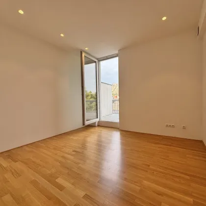 moderne Ordinationsräume im Ärztezentrum mit direktem Blick am Schlossberg | großzügige Außenflächen - Bild 2
