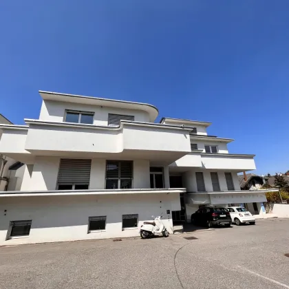 moderne Ordinationsräume im Ärztezentrum mit direktem Blick am Schlossberg | großzügige Außenflächen - Bild 3
