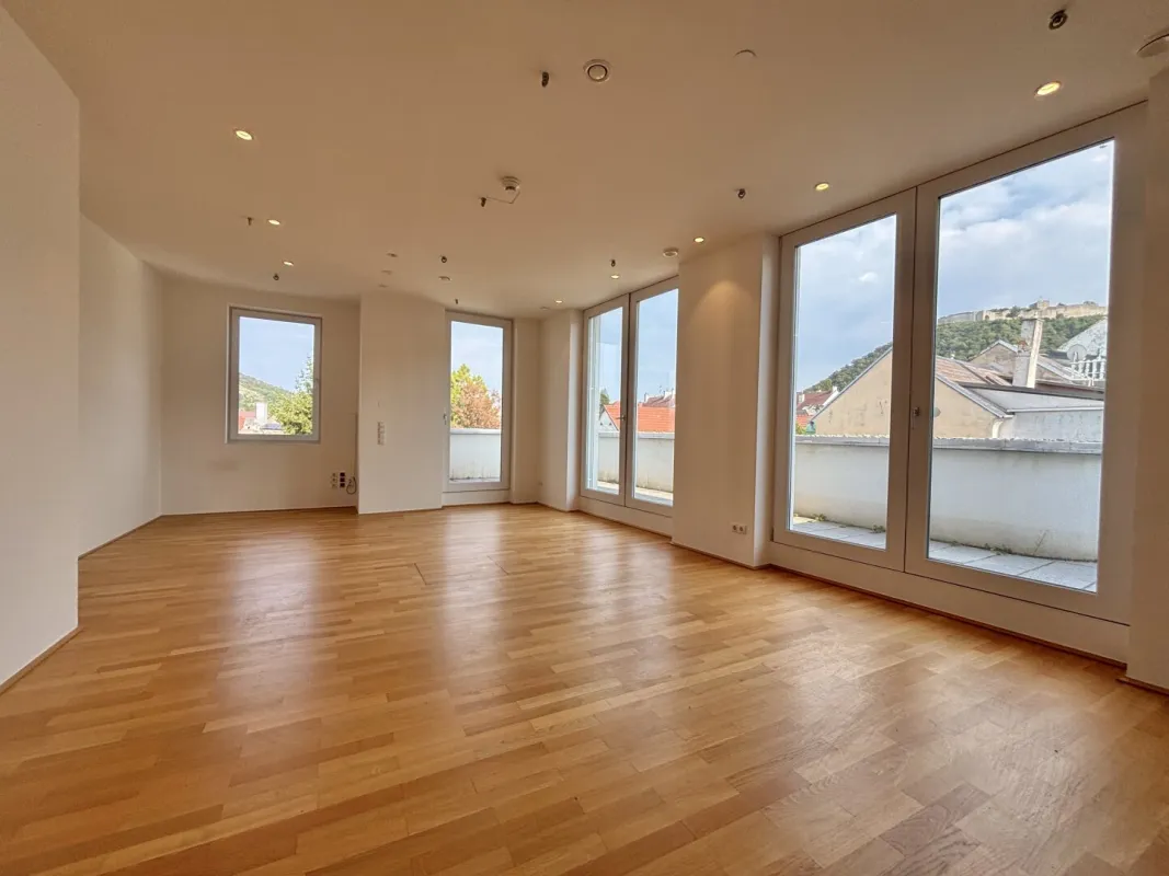 moderne Ordinationsräume im Ärztezentrum mit direktem Blick am Schlossberg | großzügige Außenflächen - Bild 1