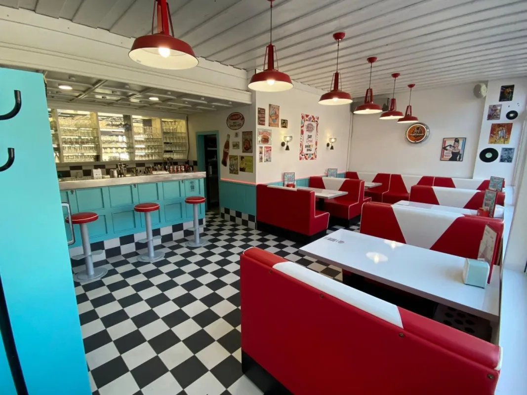 Investitionschance! Gut laufendes Diner & Friseursalon (beides vermietet) mit Erweiterungspotential! - Bild 1