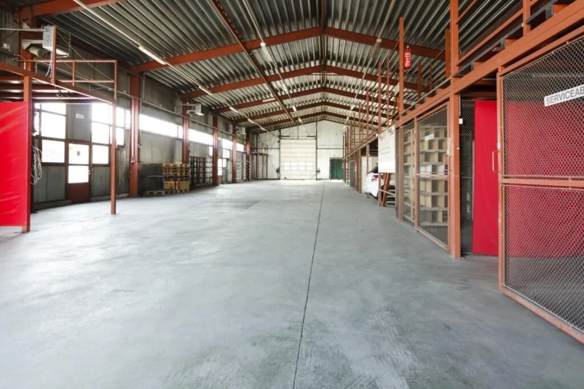 Firmenstandort in Fischamend: Warmhalle für Produktion und Lagerung/Werkstatt/Büro mit freiem Grundstück - Bild 1