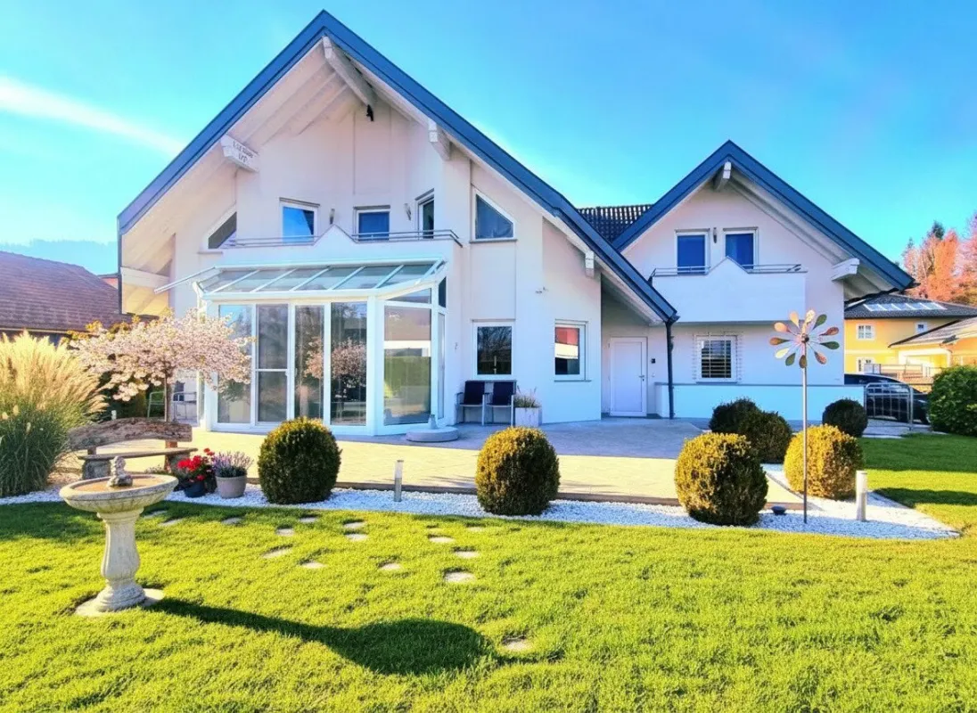 Luxuriös Wohnen in der Nähe vom Mondsee. - Bild 1