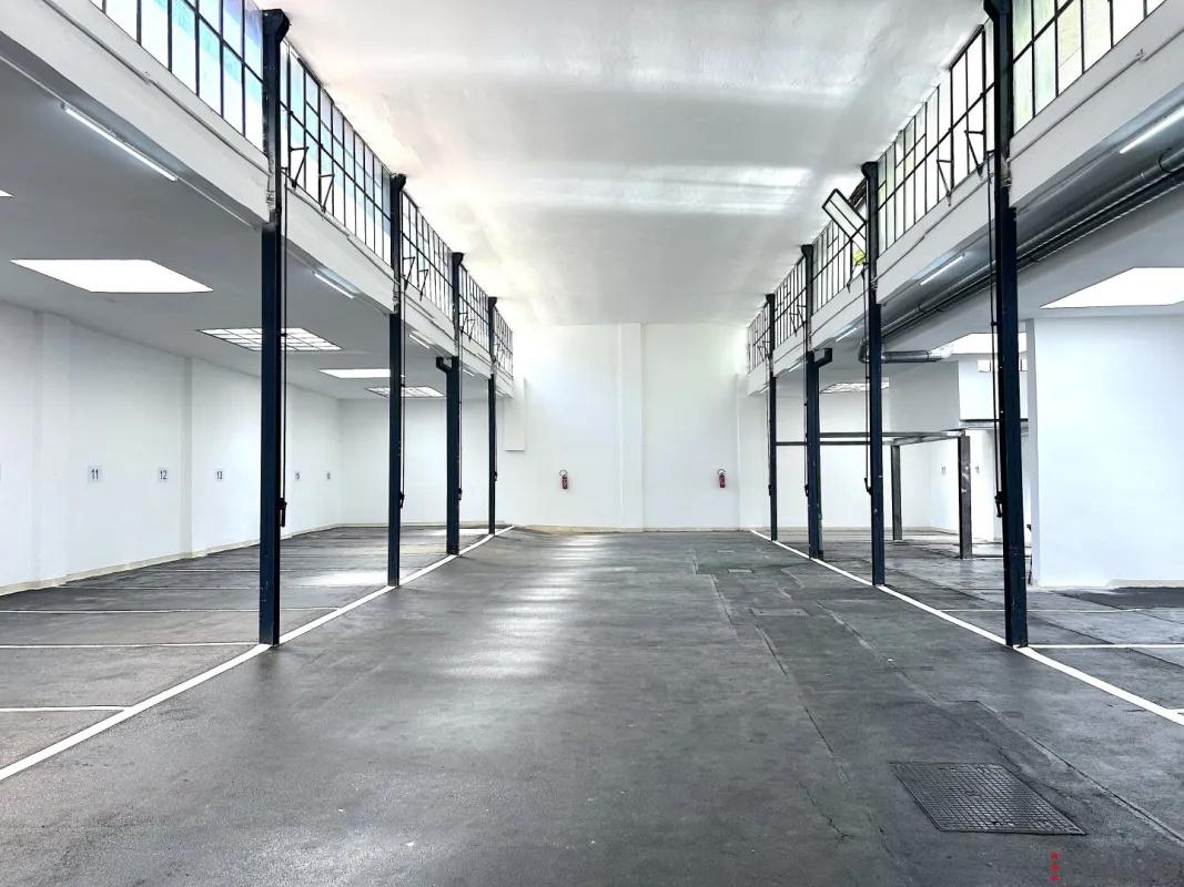 GARAGENSTELLPLÄTZE IN BEEINDRUCKENDEM HOFGEBÄUDE IN DER ZIEGLERGASSE - Bild 1