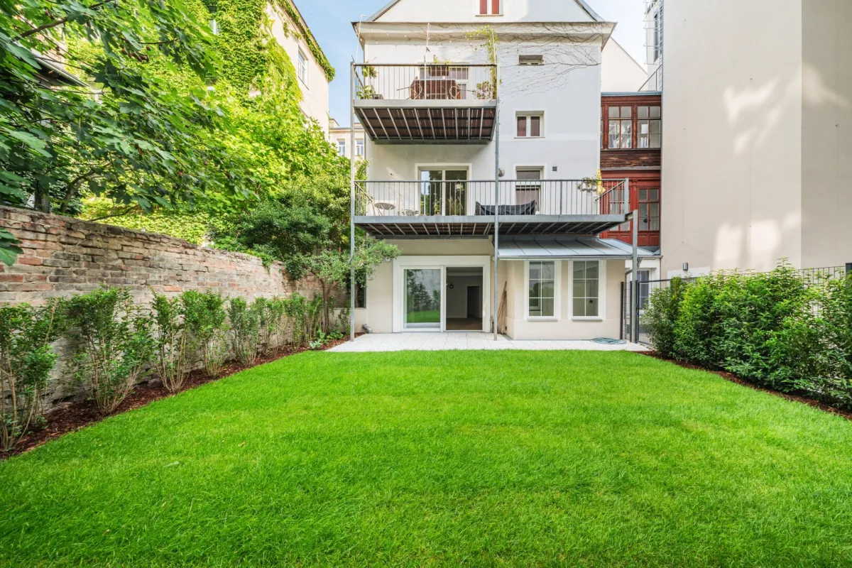 URBANER GARTENTRAUM! Hofseitiger Drei-Zimmer-Erstbezug nächst Schlossquadrat mit Terrasse und Eigengarten - Bild 1
