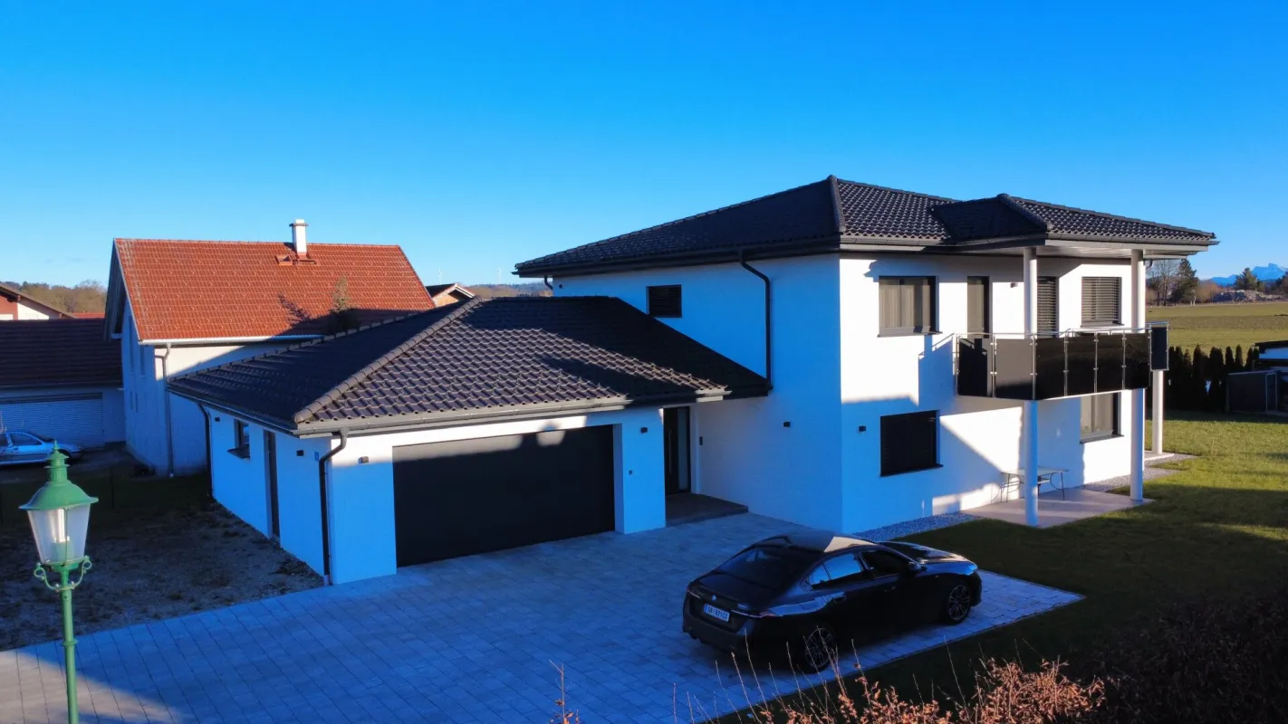 Neuwertiges Einfamilienhaus in Pfaffstätt: 5 Zimmer, Garten & Balkone zum Wohlfühlen! - Bild 1