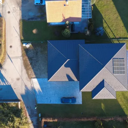 Neuwertiges Einfamilienhaus in Pfaffstätt: 5 Zimmer, Garten & Balkone zum Wohlfühlen! - Bild 2