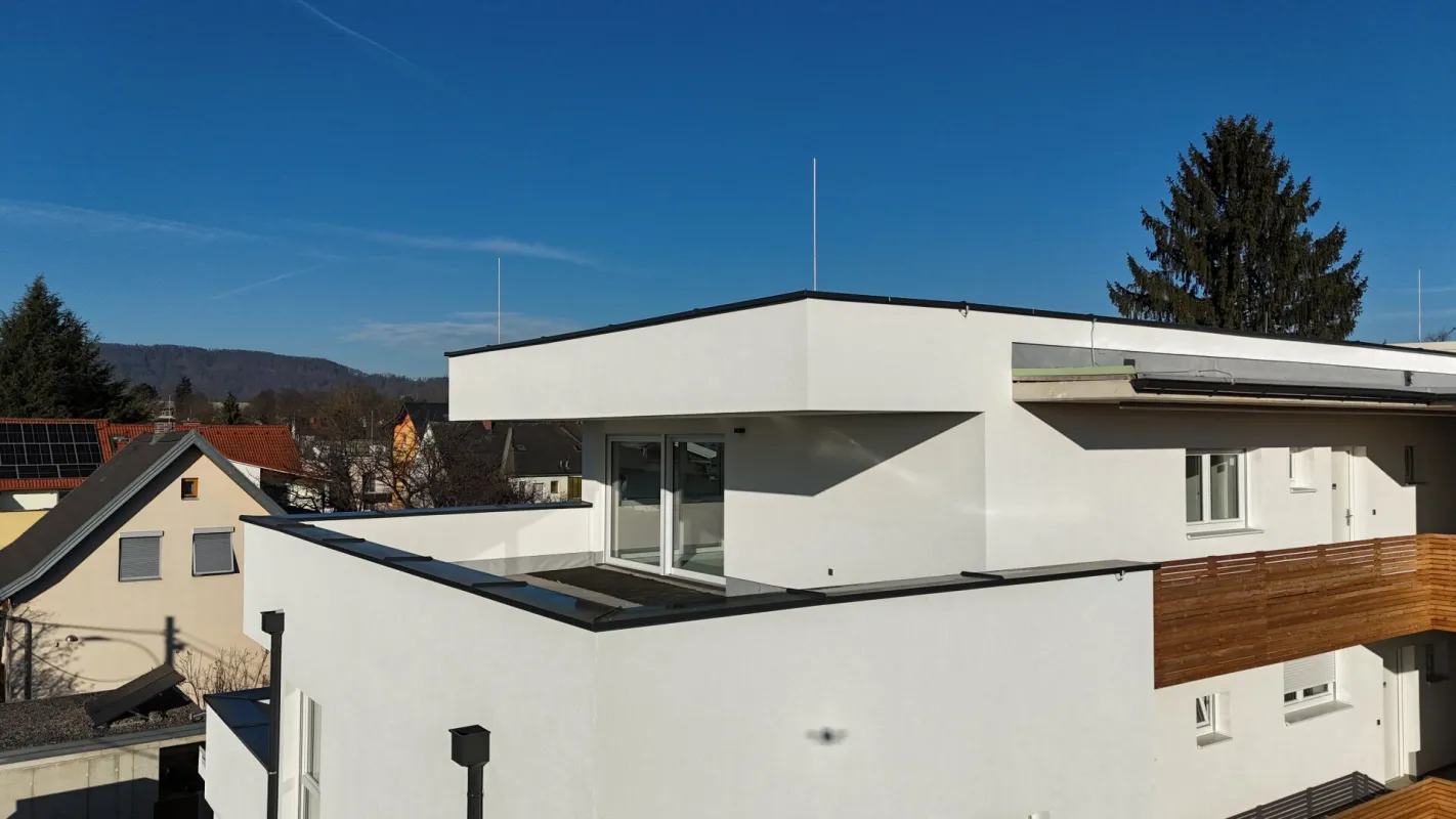 Schlüsselfertig: Sonnige Penthouse Wohnung mit großer Terrasse u. Parkplatz. - Bild 1