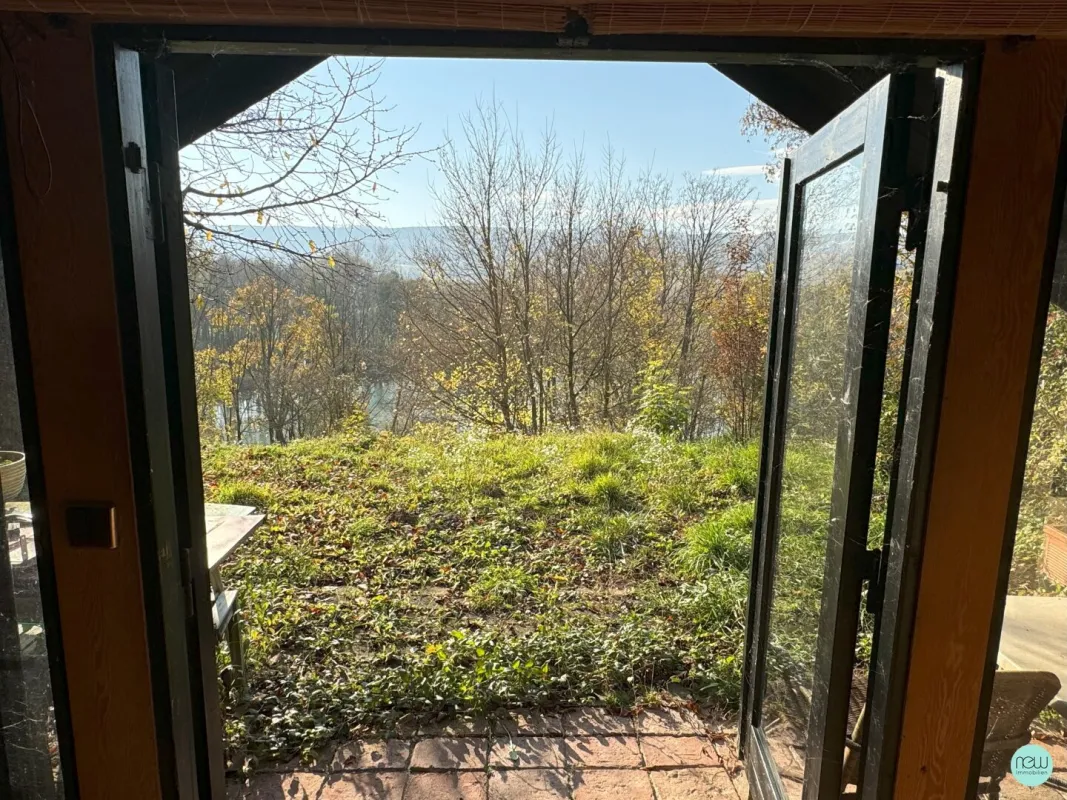 Grundstück in erster Reihe mit Seeblick und kleinem Wochenendhaus - Bild 1