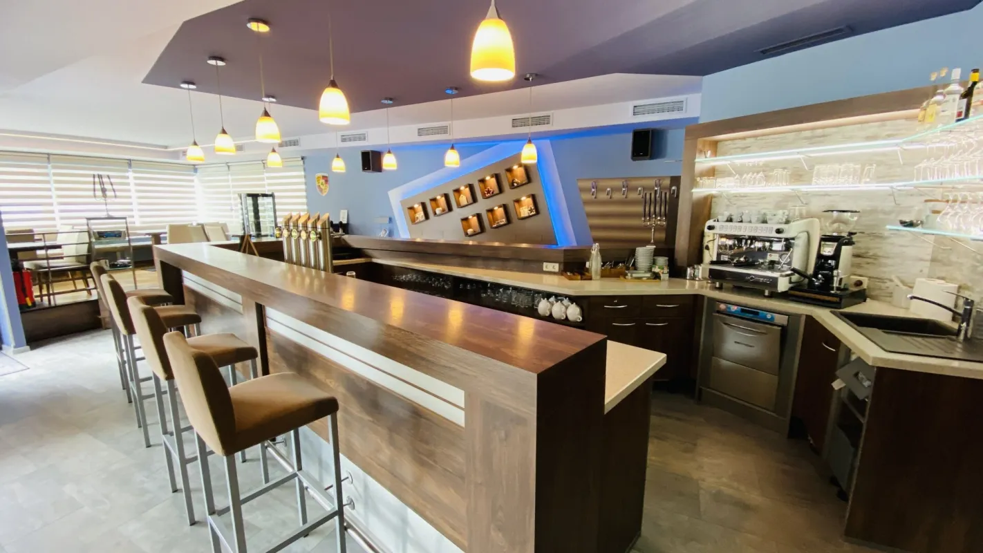 Top-Gastronomiechance in Eisenerz: Modernes Café-Restaurant in frequentierter Lage, voll ausgestattet - ab sofort verfügbar! - Bild 1