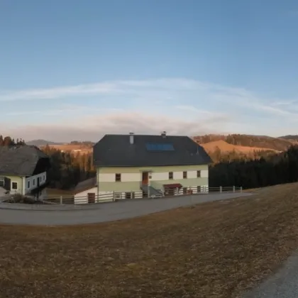 ERFOLGREICH VERMITTELT! Saniertes Bauernhaus mit zweiter Wohneinheit, großem Stadel, Scheune, Garagen, eigener Wasserquelle – und ideal für Pferdeliebhaber! - Bild 2