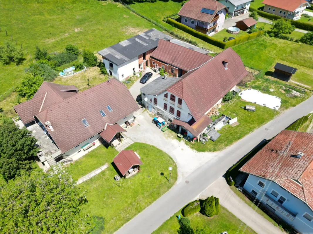 Massenhaft Wohnfläche oder 5 Wohnungen zw. 30 & 80 m² möglich inkl. Stallungen und großem Grundstück - Bild 1