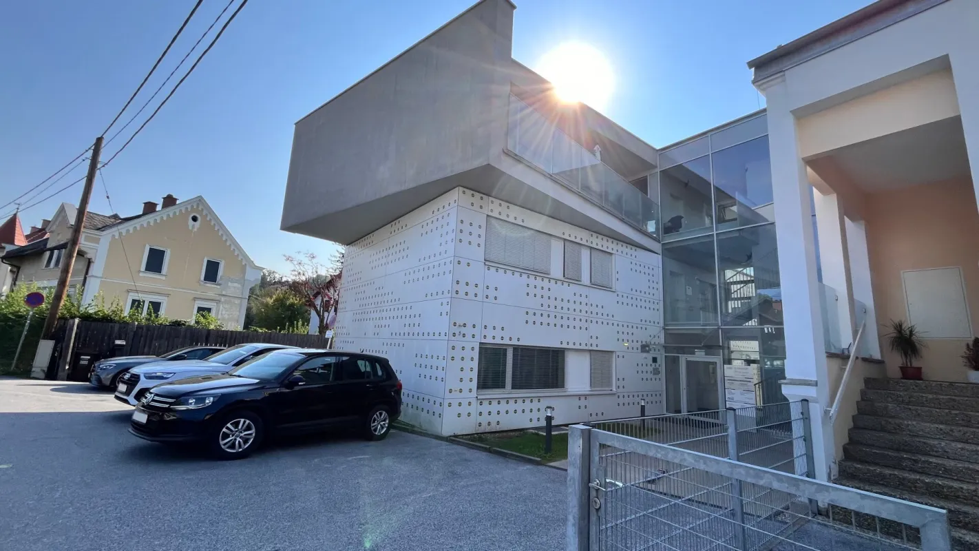 Großzügige Büroräumlichkeiten in Top Lage! Tiefgaragenparkplätze verfügbar! - Bild 1