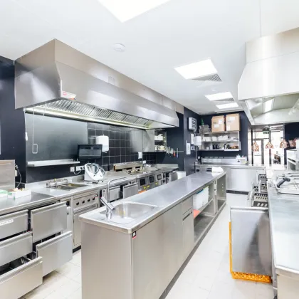 EXKLUSIV I VOLL AUSGESTATTETES GASTROKONZEPT I GASTROKÜCHE I LÜFTUNGSANLAGE I BESTE INNENSTADTLAGE I HOCHWERTIGE AUSSTATTUNG I SCHANIGARTEN MÖGLICH I PARKPLÄTZE DIREKT DAVOR I AB SOFORT I - Bild 3