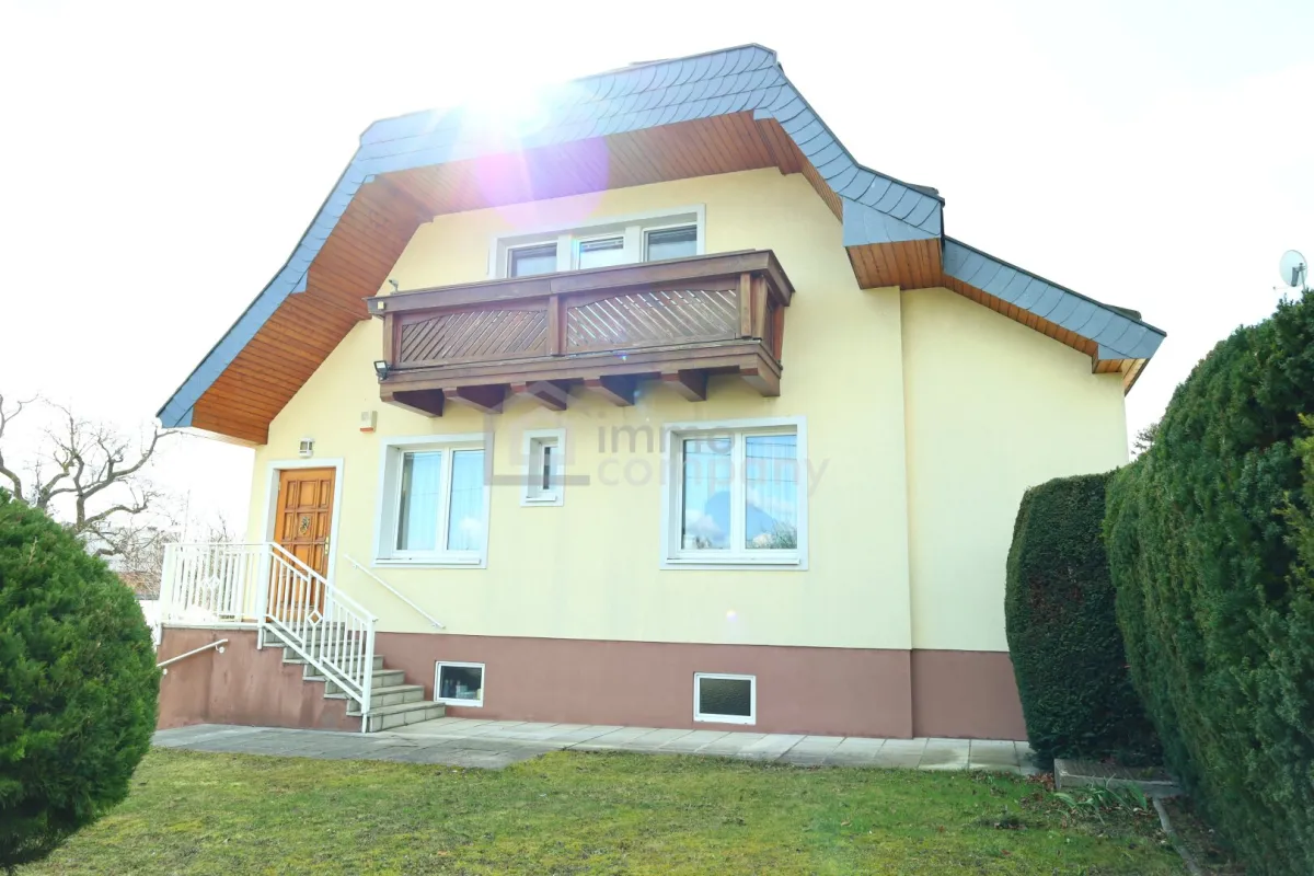 Charmante Villa mit traumhaftem Garten - Bild 1