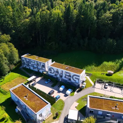 FERNBLICK: Geräumige 4-Zimmer-Wohnung mit mehreren Balkonen, Panoramablick und wunderschönem Allgemeingarten - Bild 2