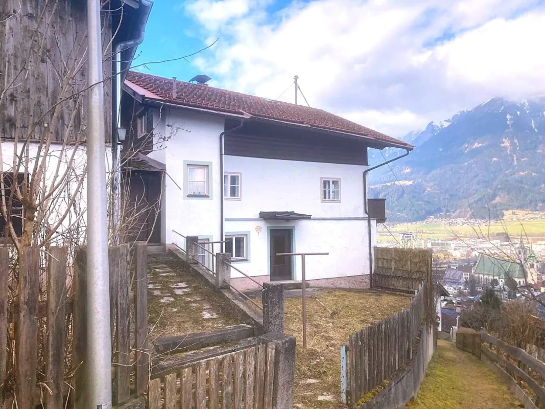Wohnhaus mit großer Gartenfläche in unverbaubarer Aussichtslage über Schwaz - Bild 1
