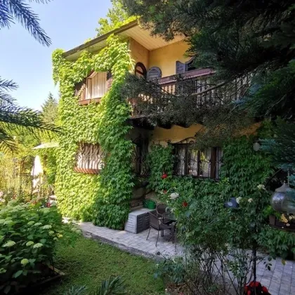 Märchenhafte Kleinvilla im Dornröschenschlaf auf bezauberndem Parkgartengrundstück - Bild 3