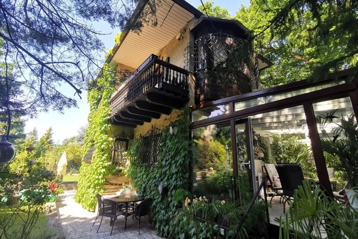 Märchenhafte Kleinvilla im Dornröschenschlaf auf bezauberndem Parkgartengrundstück - Bild 1