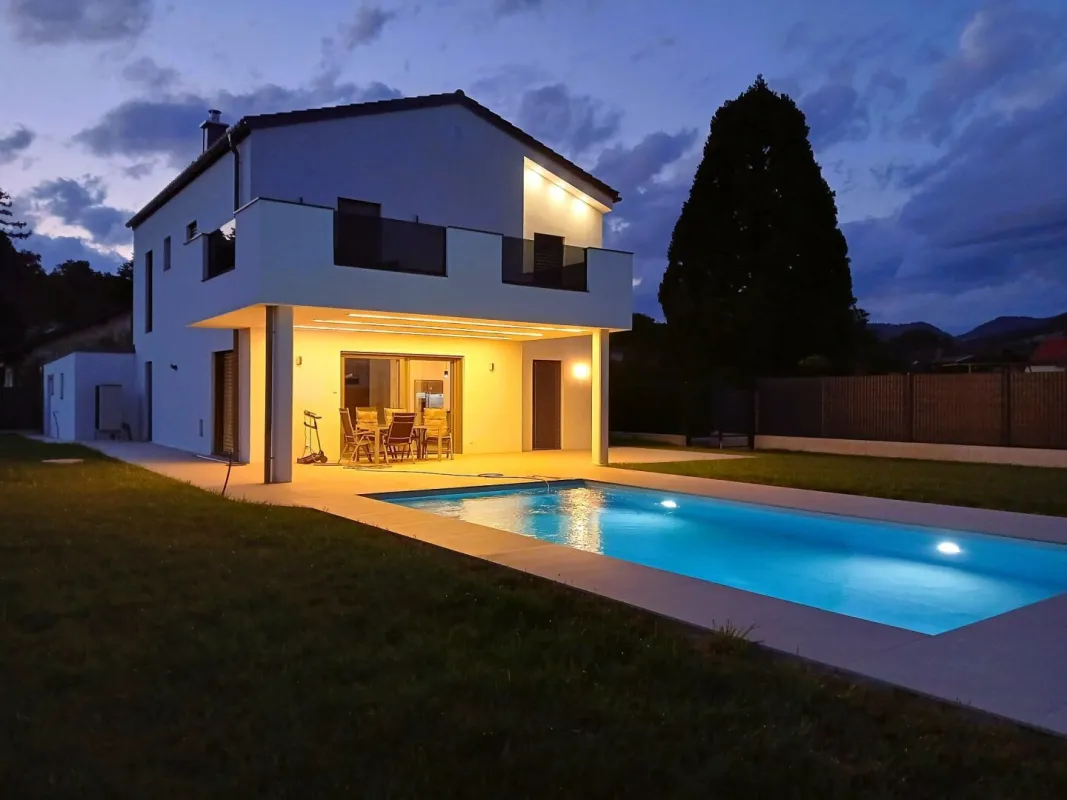 Hochwertig mit Pool & Weitblick für pure Lebensqualität - Bild 1