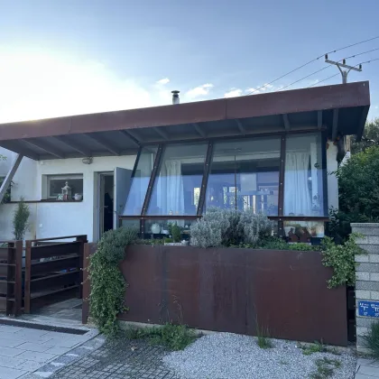 AM SEE LEBT ES SICH GUT! Neuwertiger Bungalow, direkt am Neufelder See IV - Bild 2