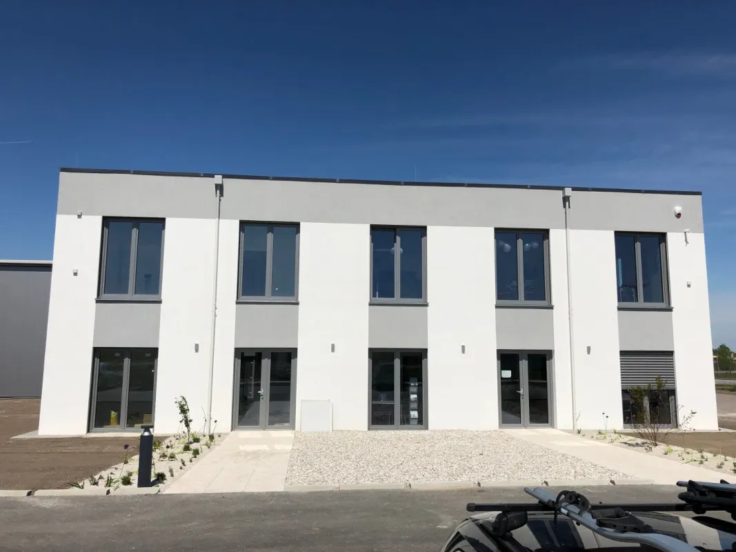 Modernes Büro-Reihenhaus mit 4 getrennten Räumen + Empfangsbereich, Küche und Parkmöglichkeiten! - Bild 1