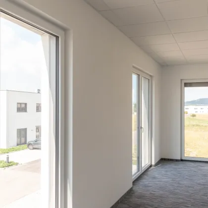 Modernes Büro-Reihenhaus mit 4 getrennten Räumen + Empfangsbereich, Küche und Parkmöglichkeiten! - Bild 2