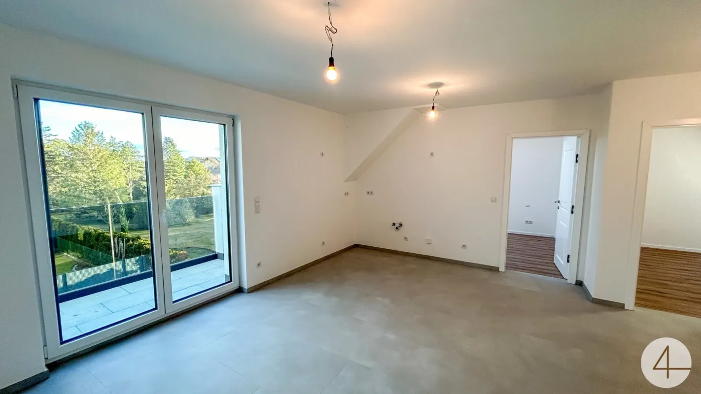 Erstbezug im Herzen von Deutsch-Wagram: Moderne Dachgeschoss-Wohnung mit Balkon, Fußbodenheizung und Parkplatz - Bild 1