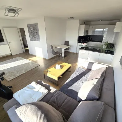 **FERNBLICK + ABSOLUTER FAMILIENTRAUM + Neubau + Klimaanlage + DAN Küche + 5 Zimmer, sonnige Dachgeschosswohnung im 9ten Stock + 2 Dachterrassen 52m²** - Bild 2