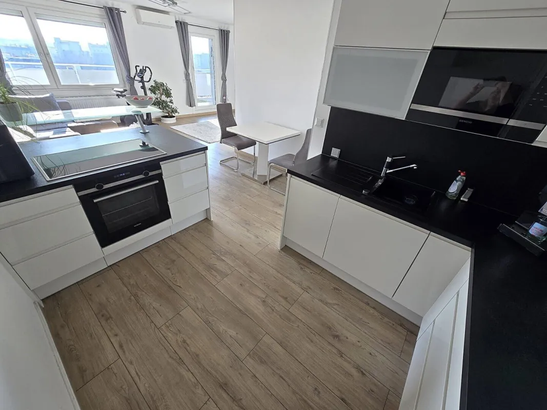 **FERNBLICK + ABSOLUTER FAMILIENTRAUM + Neubau + Klimaanlage + DAN Küche + 5 Zimmer, sonnige Dachgeschosswohnung im 9ten Stock + 2 Dachterrassen 52m²** - Bild 1