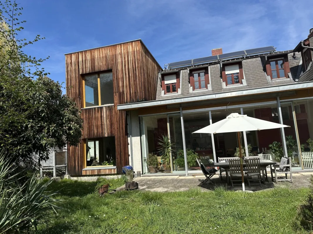 Traumhaftes Einfamilienhaus in Badener Bestlage: 1.977m² Grundstück, Natur-Badeteich, moderne Ausstattung - Bild 1