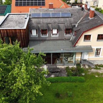 Traumhaftes Einfamilienhaus in Badener Bestlage: 1.977m² Grundstück, Natur-Badeteich, moderne Ausstattung - Bild 2