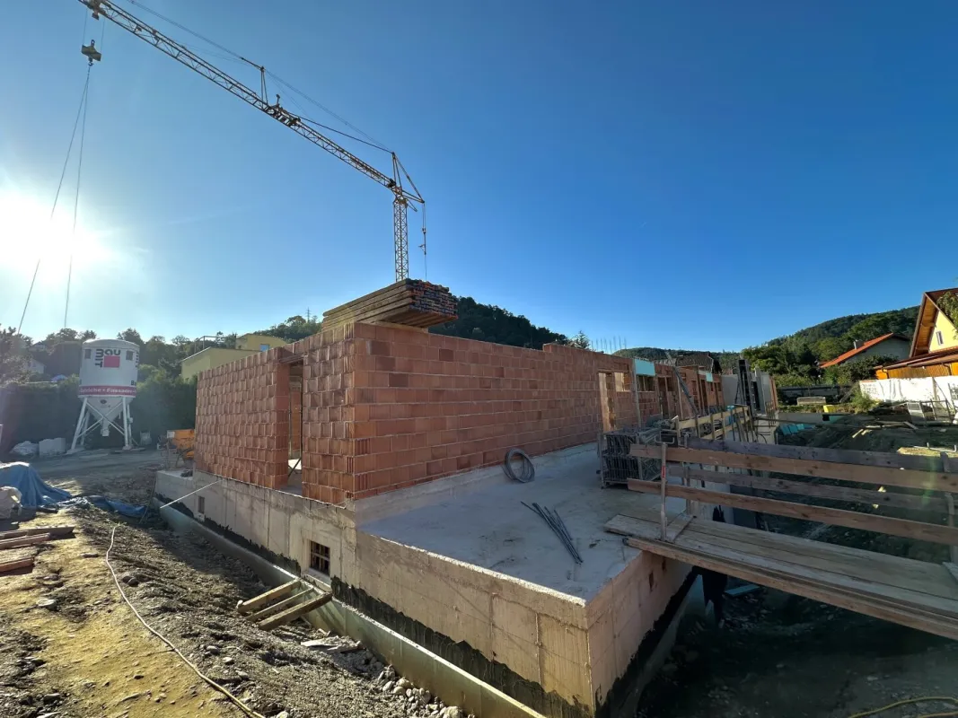 Neubauprojekt in Graz-Gösting – Wohnen im Grünen mit Stil und Privatsphäre! - Rohbauphase - Bild 1