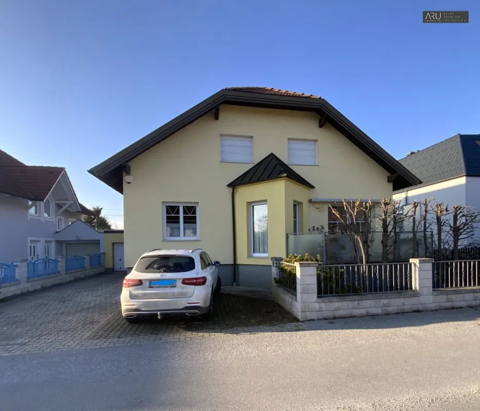 **Schönes und großzügiges Einfamilienhaus mit Schwimmteich** - Bild 1