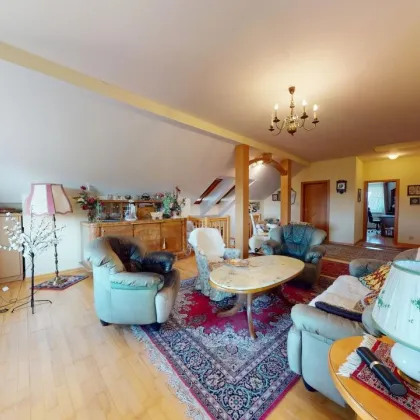 **Schönes und großzügiges Einfamilienhaus mit Schwimmteich** - Bild 3