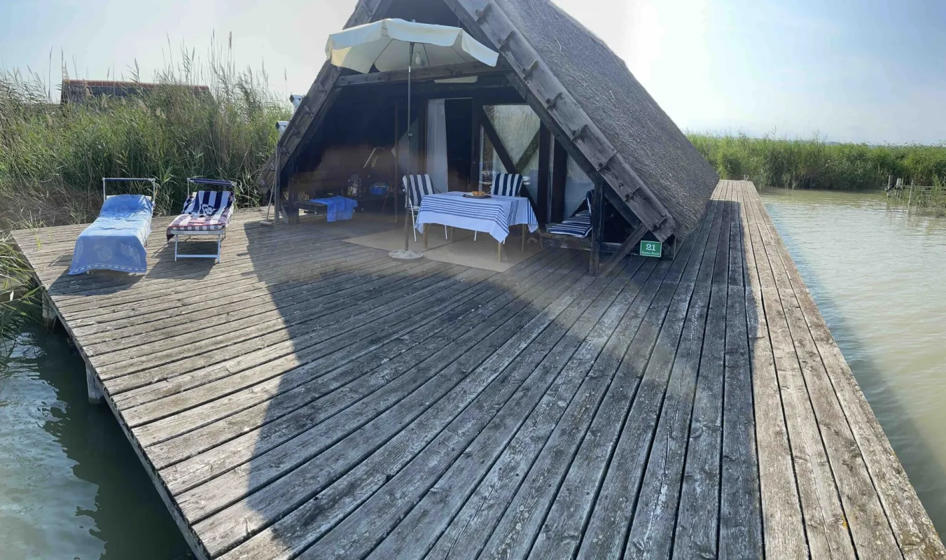 FÜR "GERN-WEITBLICKER" FAST WIE AM MEER - RUHE, ENTSPANNUNG UND FREIHEIT - HÜTTE IM SEE MIT BOOTSGARAGE - Bild 1