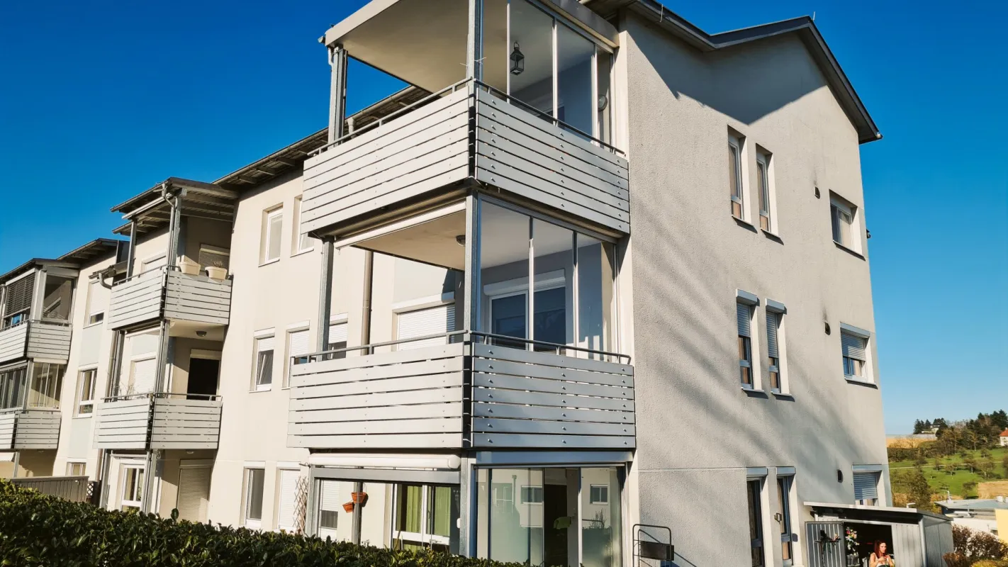 Fairer neuer Preis - Ausgesprochen schöne, sehr helle  und gepflegte Wohnung  in Thalheim-Forstberg, 3 Schlafzimmer, 2 Bäder,  Loggia, großer eigener Hobbykeller und 2 Parkplätze - Bild 1