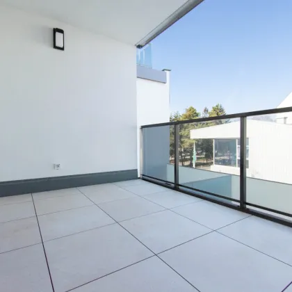 MODERNE 3-ZIMMER-EIGENTUMSWOHNUNG MIT TERRASSE UND LOGGIA, HOCHWERTIGER AUSSTATTUNG UND DURCHDACHTEM GRUNDRISS - Bild 2