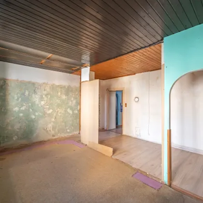 ++NEU++ sanierungsbedürftige 2-Zimmer Altbau-Wohnung - gut adaptierbarer Grundriss - Bild 2