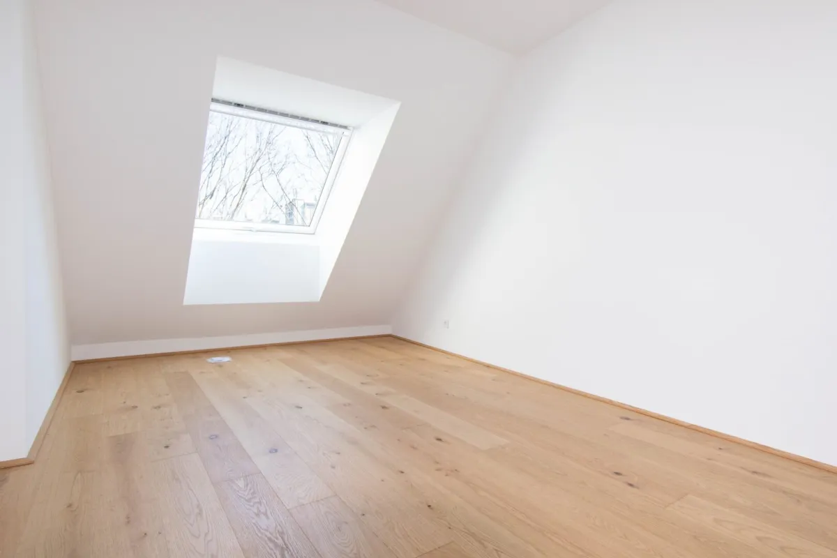 ERSTBEZUG: HOCHWERTIG AUSGESTATTETE 3-ZIMMER-WOHNUNG MIT SONNIGEM BALKON - Bild 1