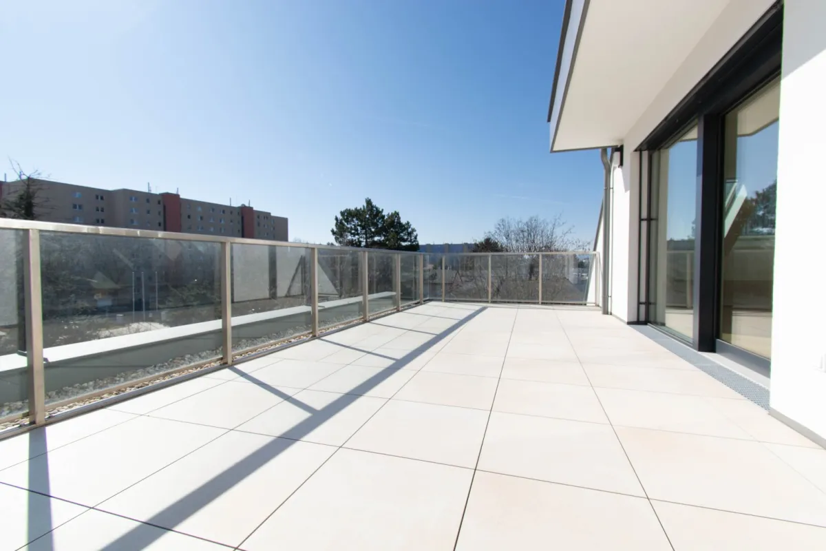 LICHTDURCHFLUTETE ERSTBEZUGSWOHNUNG IM DACHGESCHOSS MIT GROßER TERRASSE UND LOGGIA - Bild 1