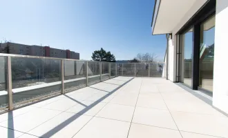 LICHTDURCHFLUTETE ERSTBEZUGSWOHNUNG IM DACHGESCHOSS MIT GROßER TERRASSE UND LOGGIA