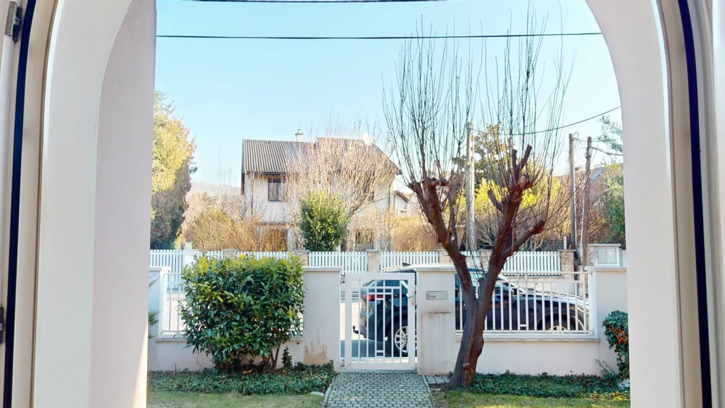 Einmalige Gelegenheit zum Top Preis !!! Traumhaftes Einfamilienhaus mit wunderschönem Garten, Pool und Garage / Pachtgrundstück - Verkäufer zahlt 3 Jahre die Pacht! - Bild 1