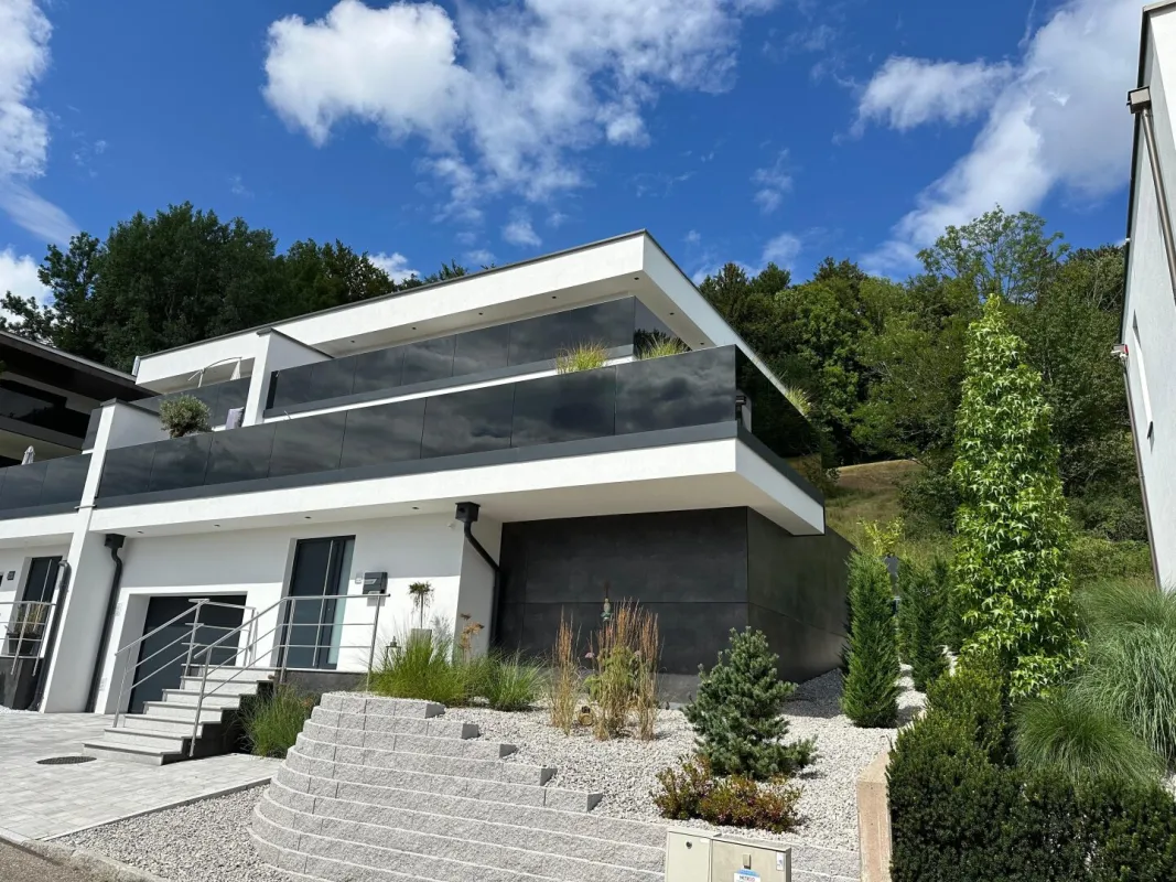 Exklusive Doppelhaushälfte in Mondsee mit traumhaftem, unverbaubarem Ausblick! - Bild 1