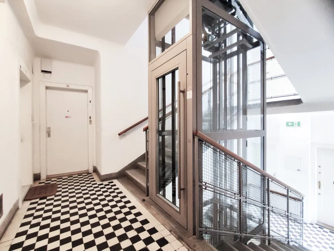 WESTSEITIGE LOGGIA - Sanierungsbedürftiger Altbau im 3.Stock - Bild 1