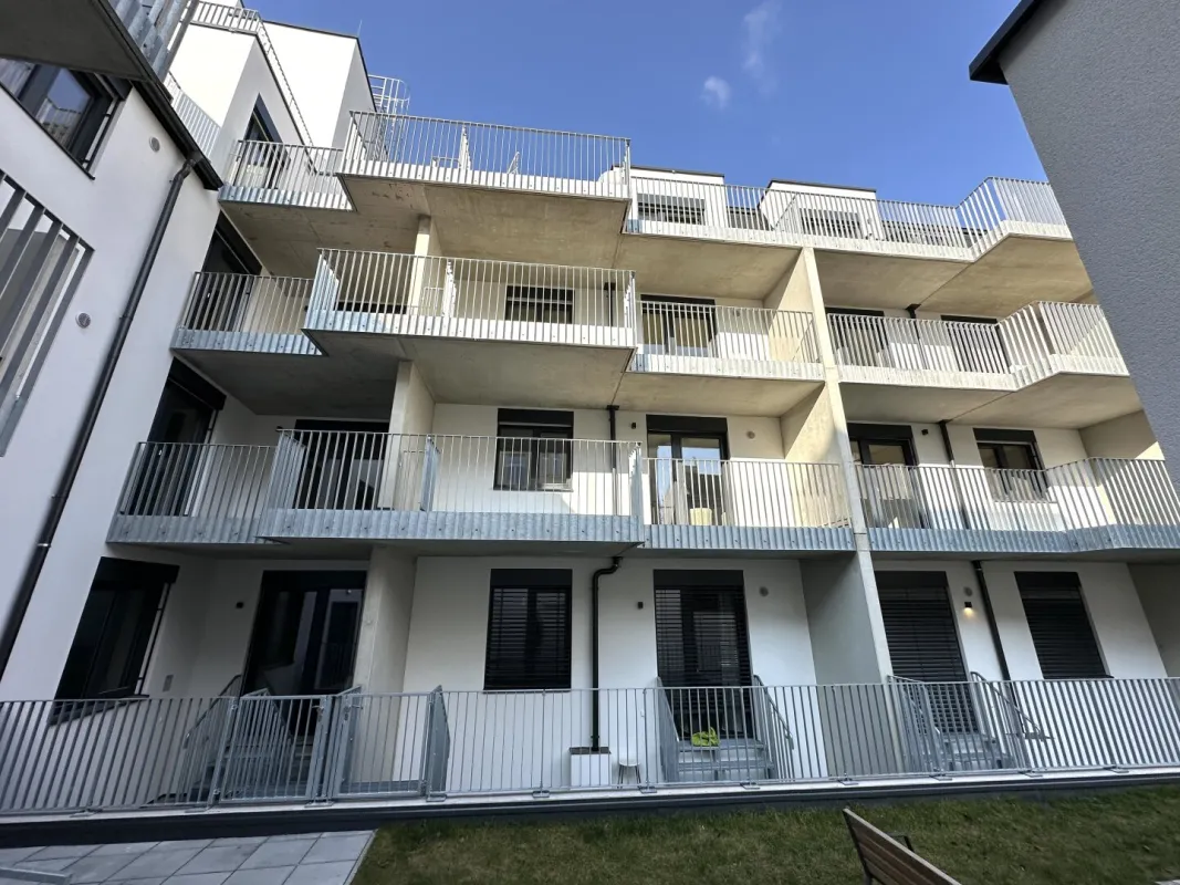 JETZT INVESTIEREN! Erstbezugstraum in ruhiger Lage - 3 Zimmer inkl. Küche und südseitigem Balkon - Bild 1